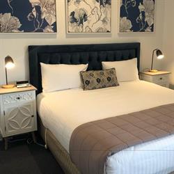 New England Motor Lodge, Glen opening hours